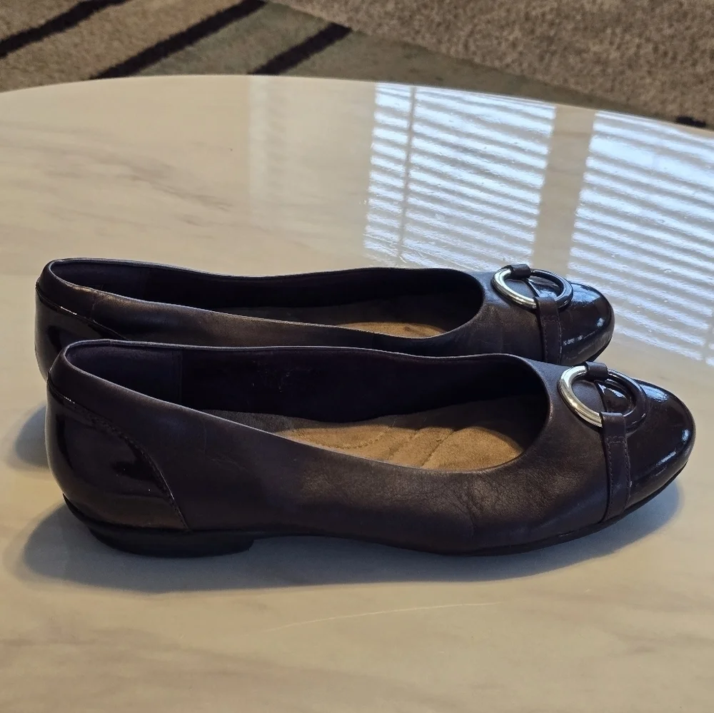 Clarks Womens Leather Slip-On Flats 9.5 Buckle Detail Burgundy Exellent